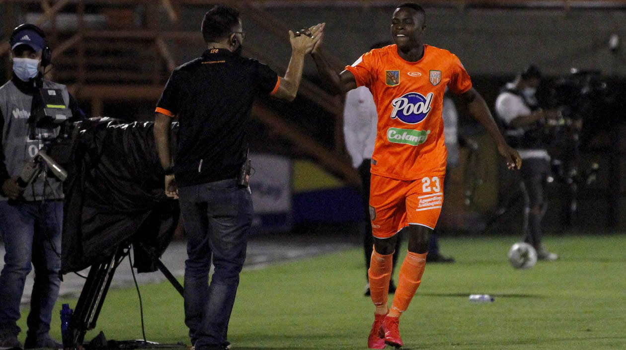 Andrés Córdoba celebrando con el DT José Arastey.