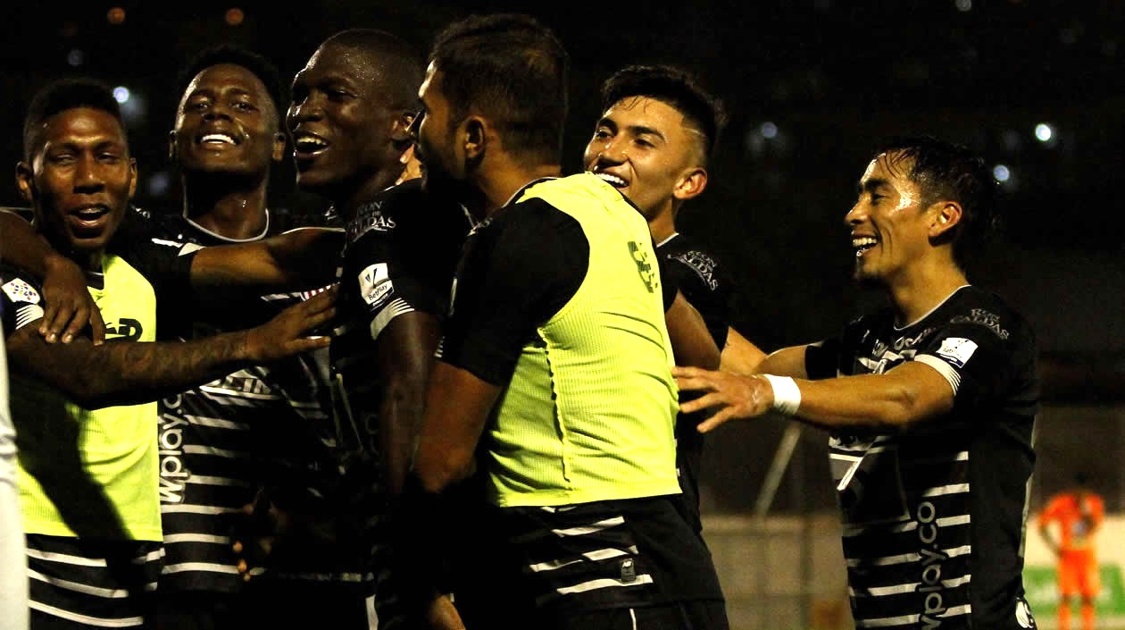Celebración juniorista en el Polideportivo Sur.