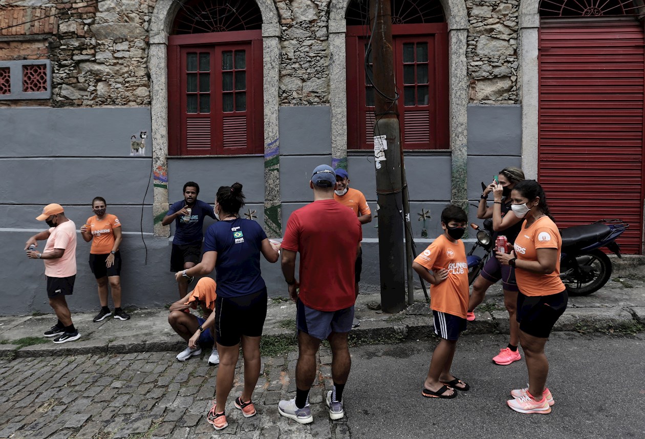 Un grupo de amigos festeja hoy en una calle de Santa Teresa, barrio que estaría lleno de foliones y gente por el carnaval de Río de Janeiro (Brasil). 