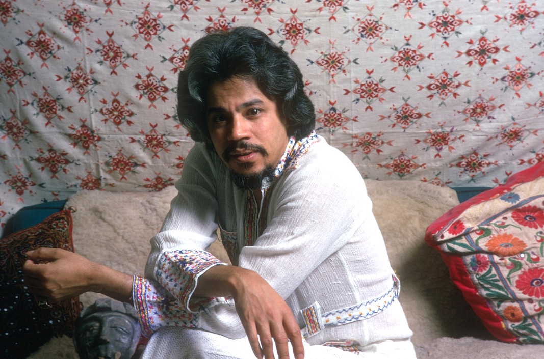 Facebook Promoviendo una de sus producciones musicales.