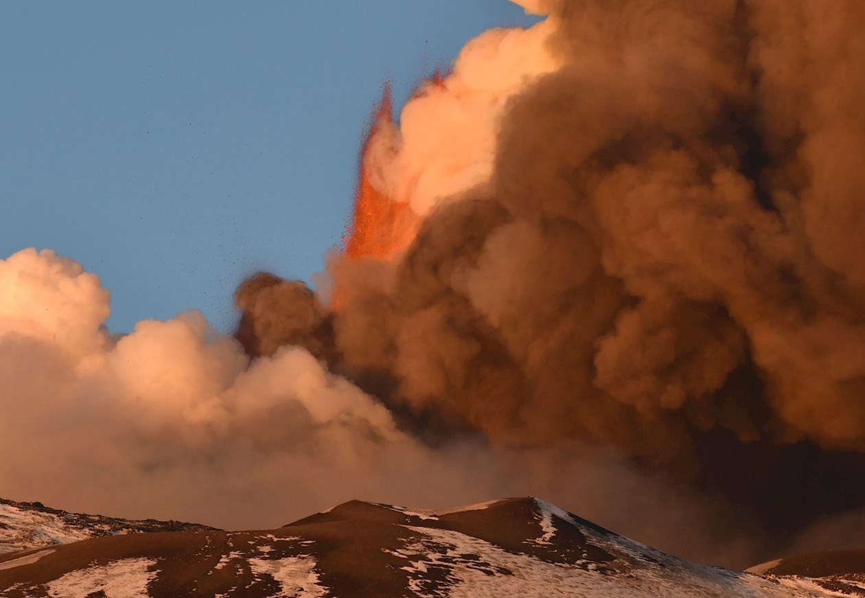 La erupción no ha supuesto un peligro para las poblaciones cercanas y las carreteras de la zona siguieron operando con normalidad.