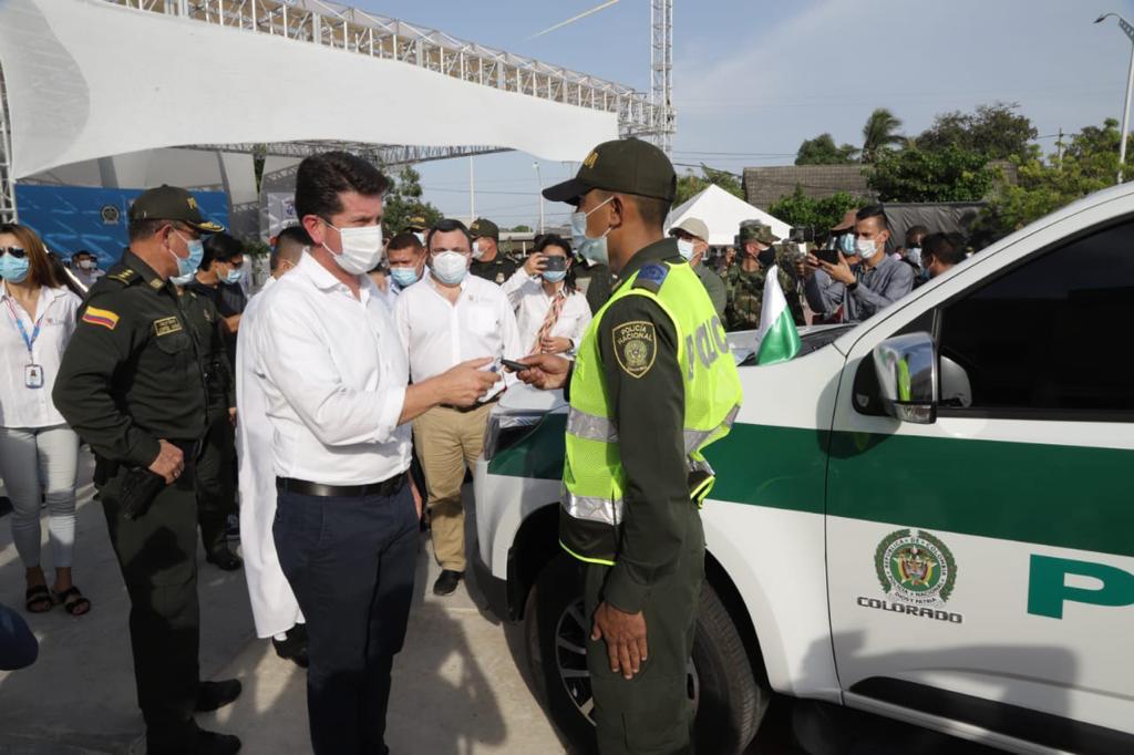 El MInistro de Defensa Diego Molano entregando las llaves de uno de los vehículos.