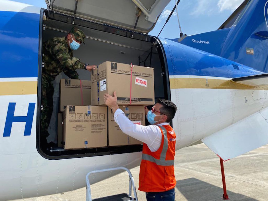 El Alcalde Carlos Ordosgoitia recibiendo las primeras vacunas.