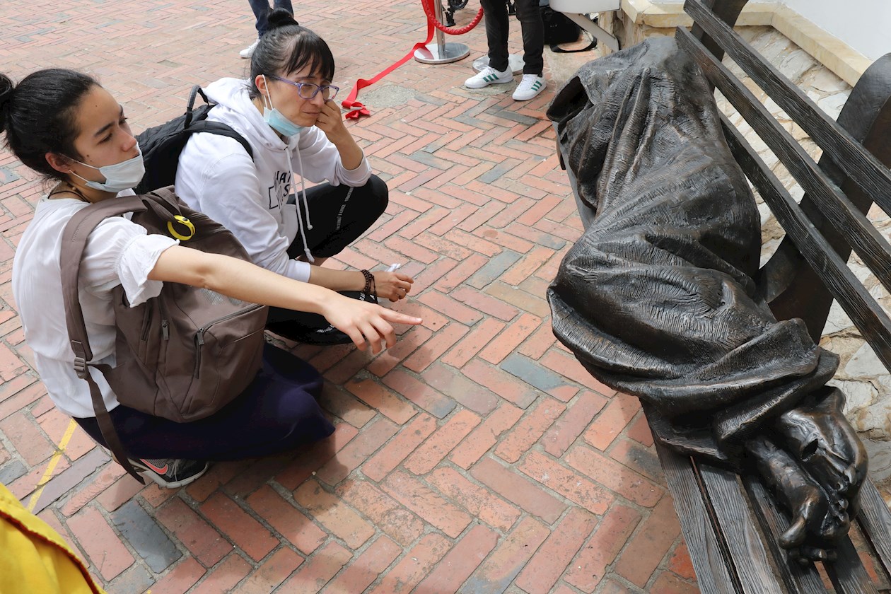 Fotografía de un detalle de la estatua "Jesús habitante de calle" tomada hoy, viernes en Bogotá (Colombia). 