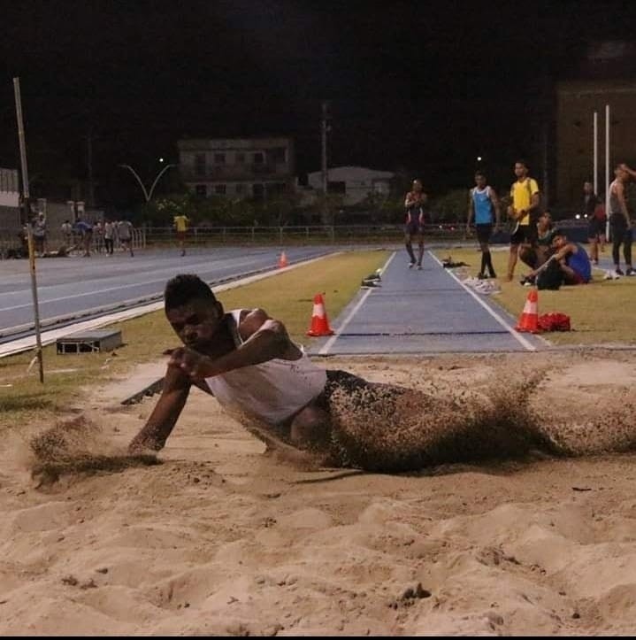 El salto largo fue su primera prueba. 