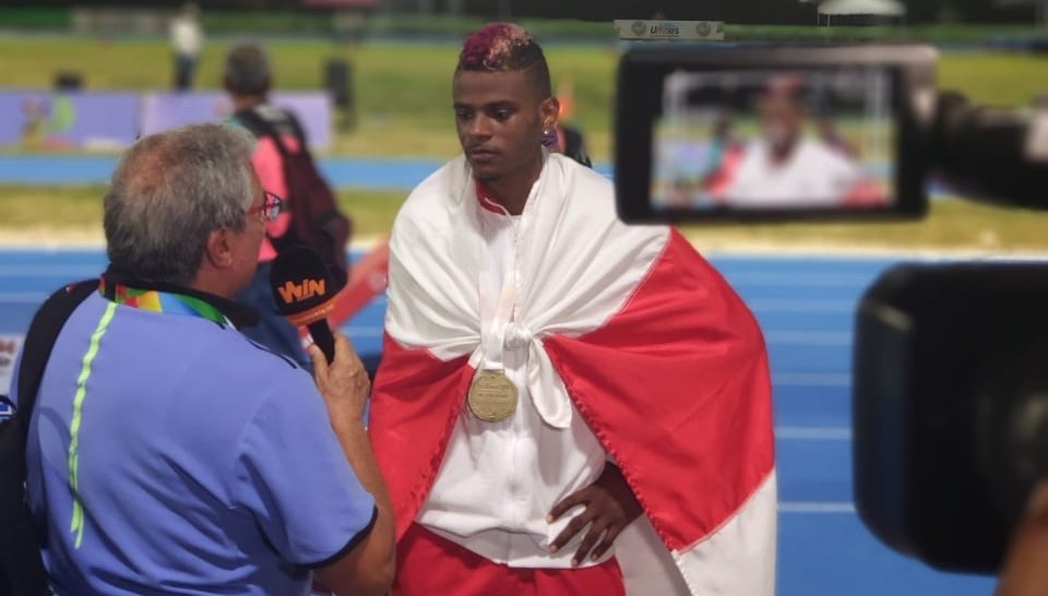 Raúl Mena tras ganar un Gran Prix. 