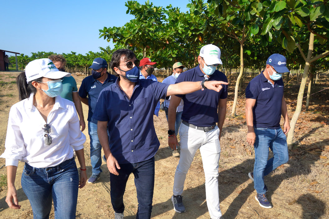 El Alcalde Jaime Pumarejo recorriendo uno de los viveros.