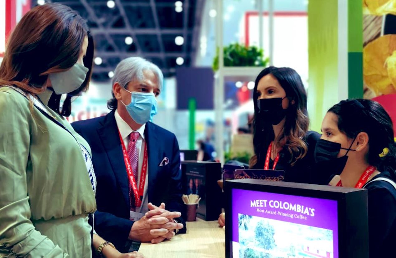 La Miss Universe Colombia, Laura Olascuaga, con el embajador Jaime Amín.