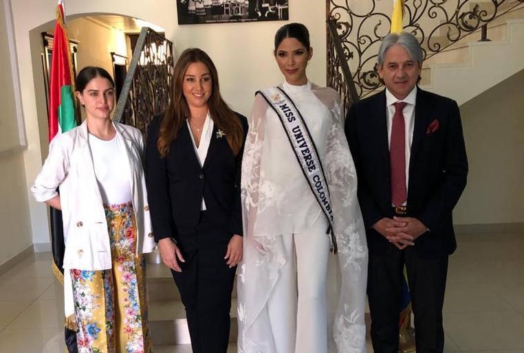 Embajada Colombiana en Abu Dhabi con la cónsul Angie Tafur, Natalie Ackermann presidente de MUC y el Embajador de Colombia en EAU Jaime Amín.