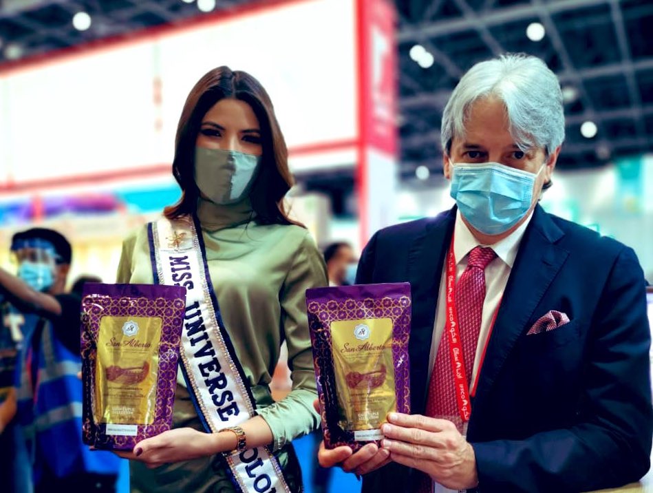 La Miss Universe Colombia, Laura Olascuaga, con el embajador Jaime Amín.
