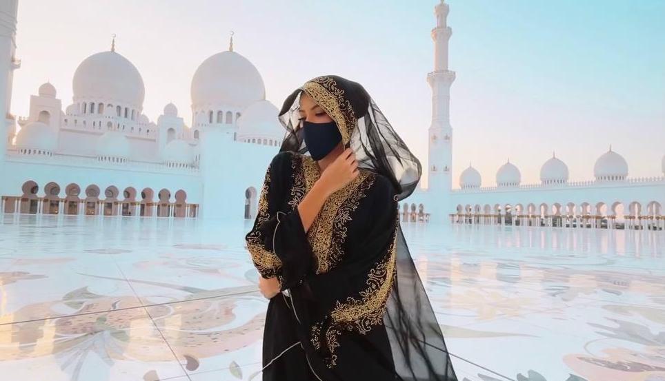 Laura Olascuaga enGrand Mosque en Abu Dhabi, Emiratos Árabes Unidos.