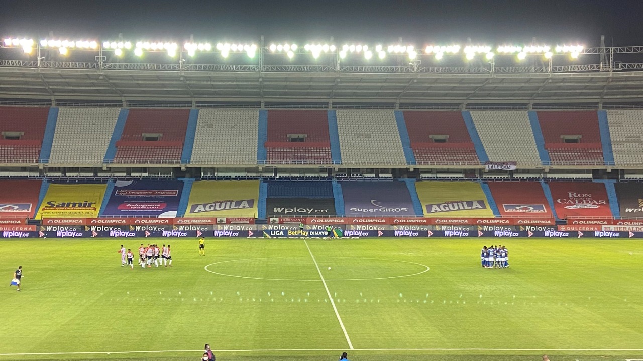 Los equipos en la previa del partido.