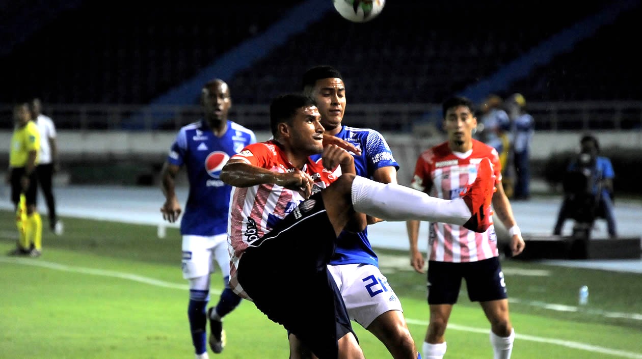 Larry Vásquez enfrentando la marca visitante.