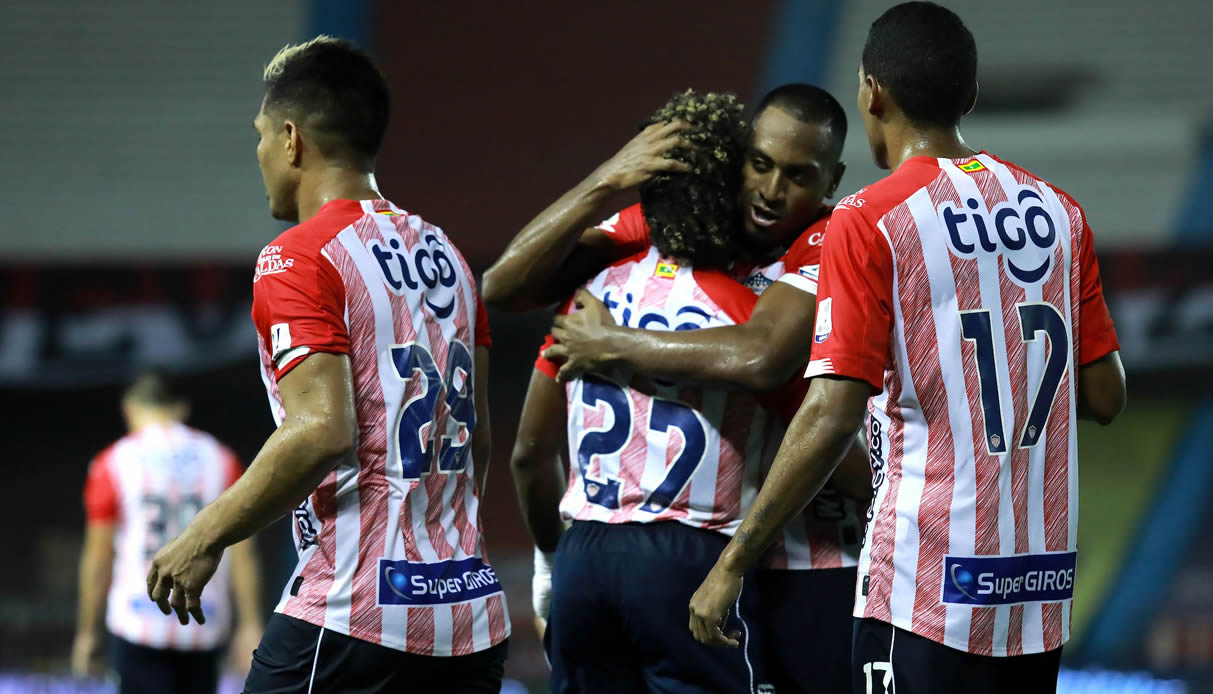 Willer Ditta, Gabriel Fuentes y Teófilo Gutiérrez festejandp con Fabián Viáfara.
