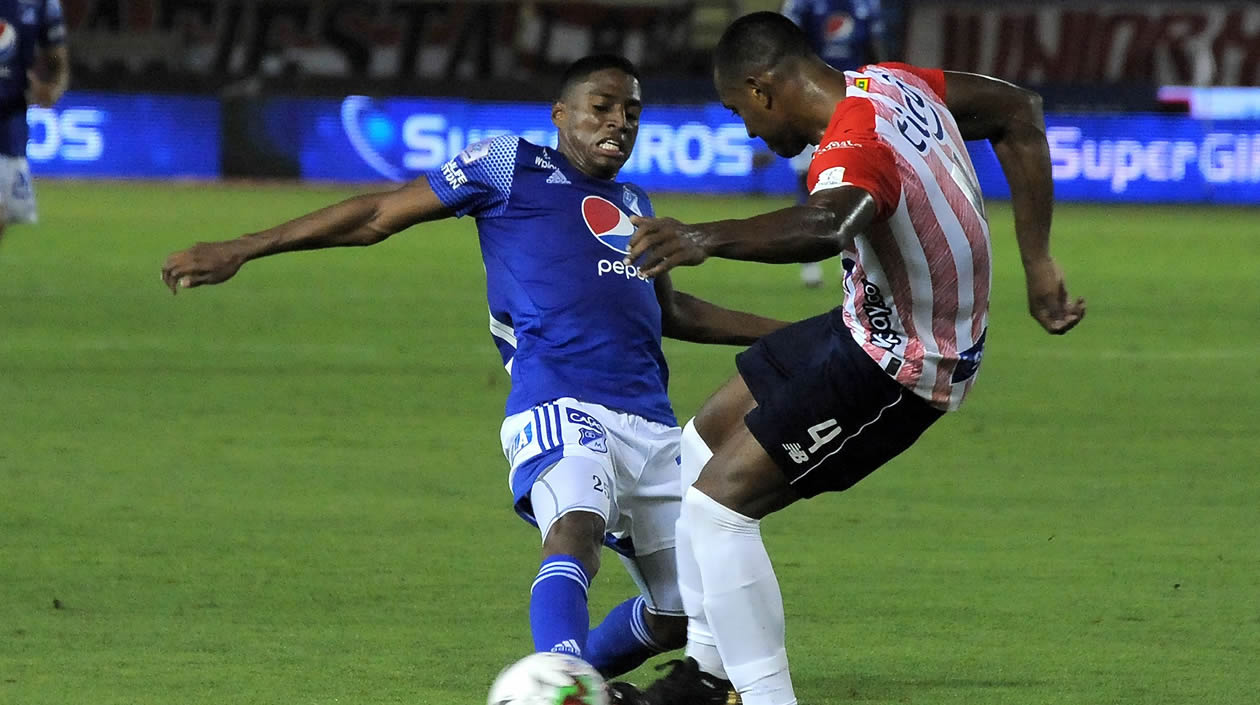 Willer Ditta controlando una llegada de los visitantes.