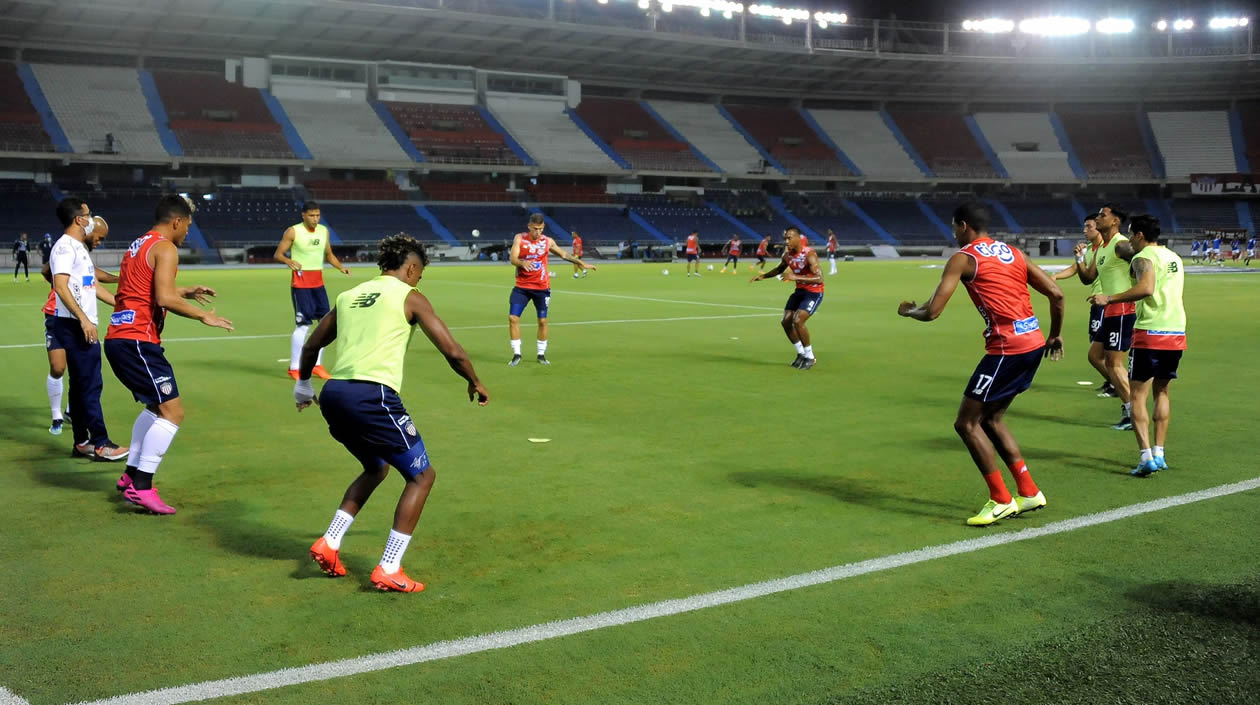 Jugadores del Junior en el entrenamiento previo.