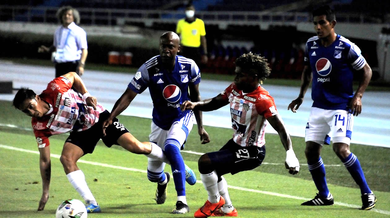 Fabián Viáfara y Fabián Sambueza en jugada ofensiva contra Millonarios.