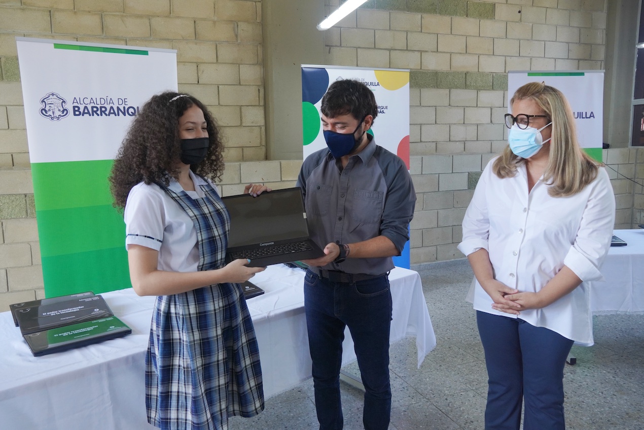 El alcalde de Barranquilla, Jaime Pumarejo Heins, entrega un equipo de cómputo en la Institución Educativa Distrital Rodolfo Llinás