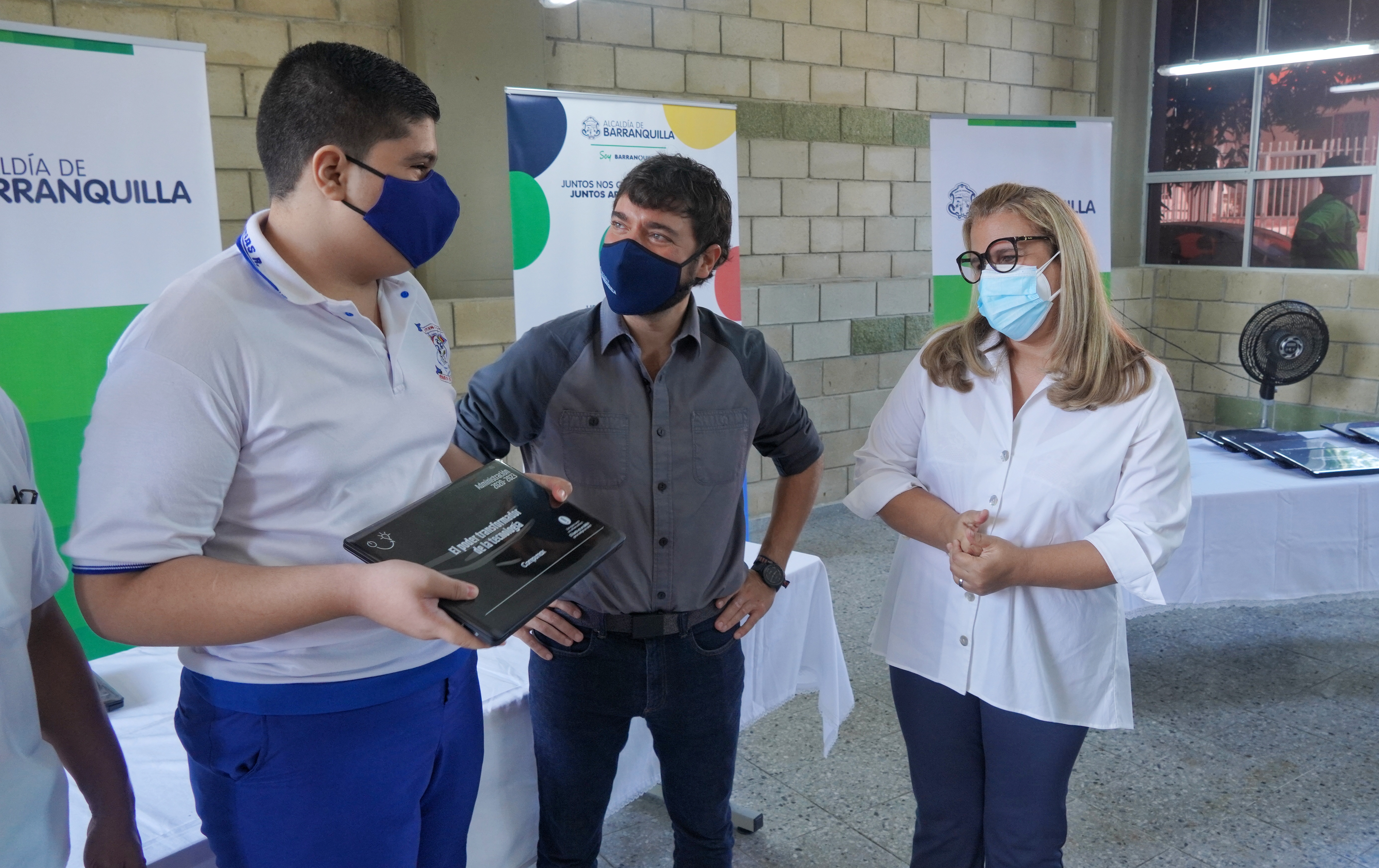 El alcalde de Barranquilla, Jaime Pumarejo Heins, durante el acto de entrega de 1.115 equipos de cómputo en la Institución Educativa Distrital Rodolfo Llinás.