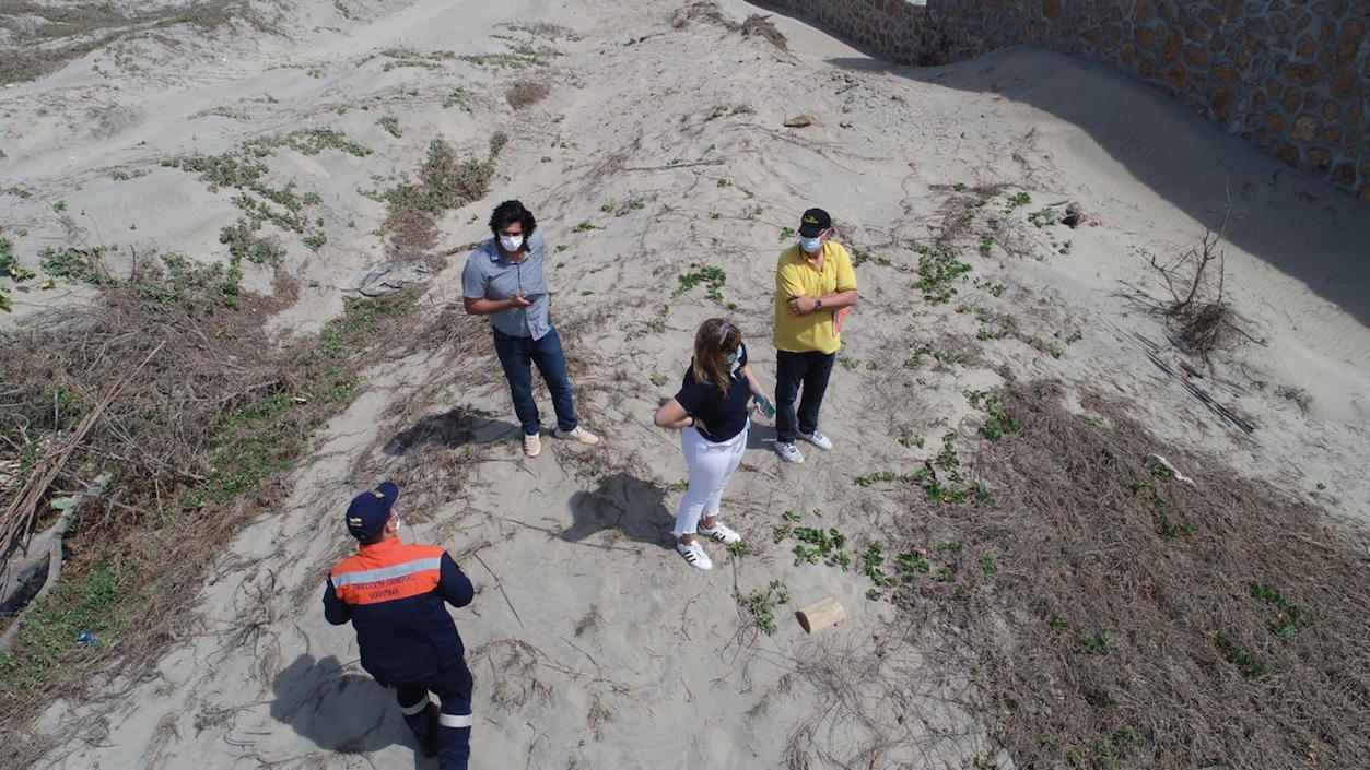 Técnicos de la Dimar durante las diligencias.