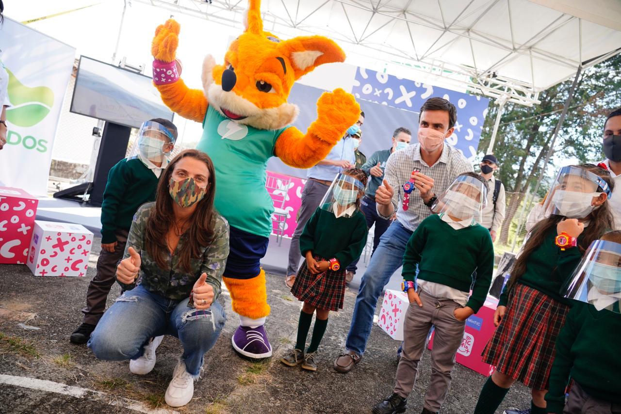 Karen Abudinen, ministra de las TIC, y niños participantes del lanzamiento.