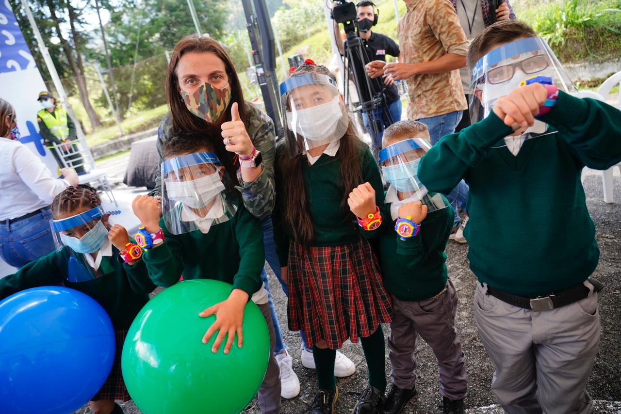 Karen Abudinen, ministra de las TIC, y niños participantes del lanzamiento.