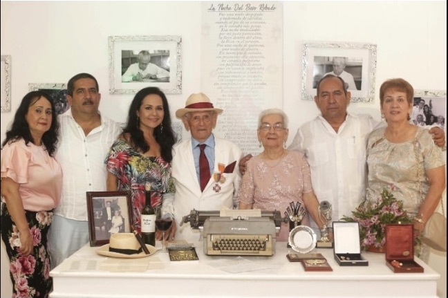 Foto familiar con su esposa e hijos.