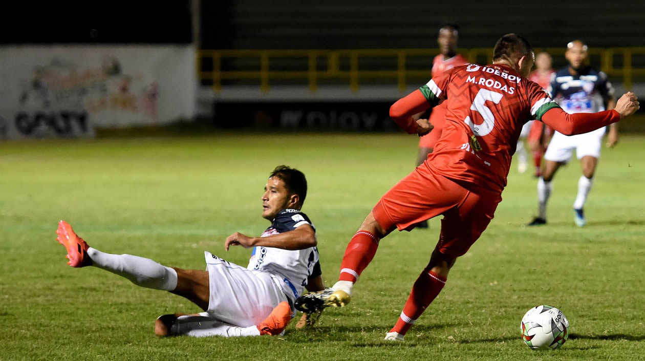 Mateo Rodas frenando una llegada de Larry Vásquez.