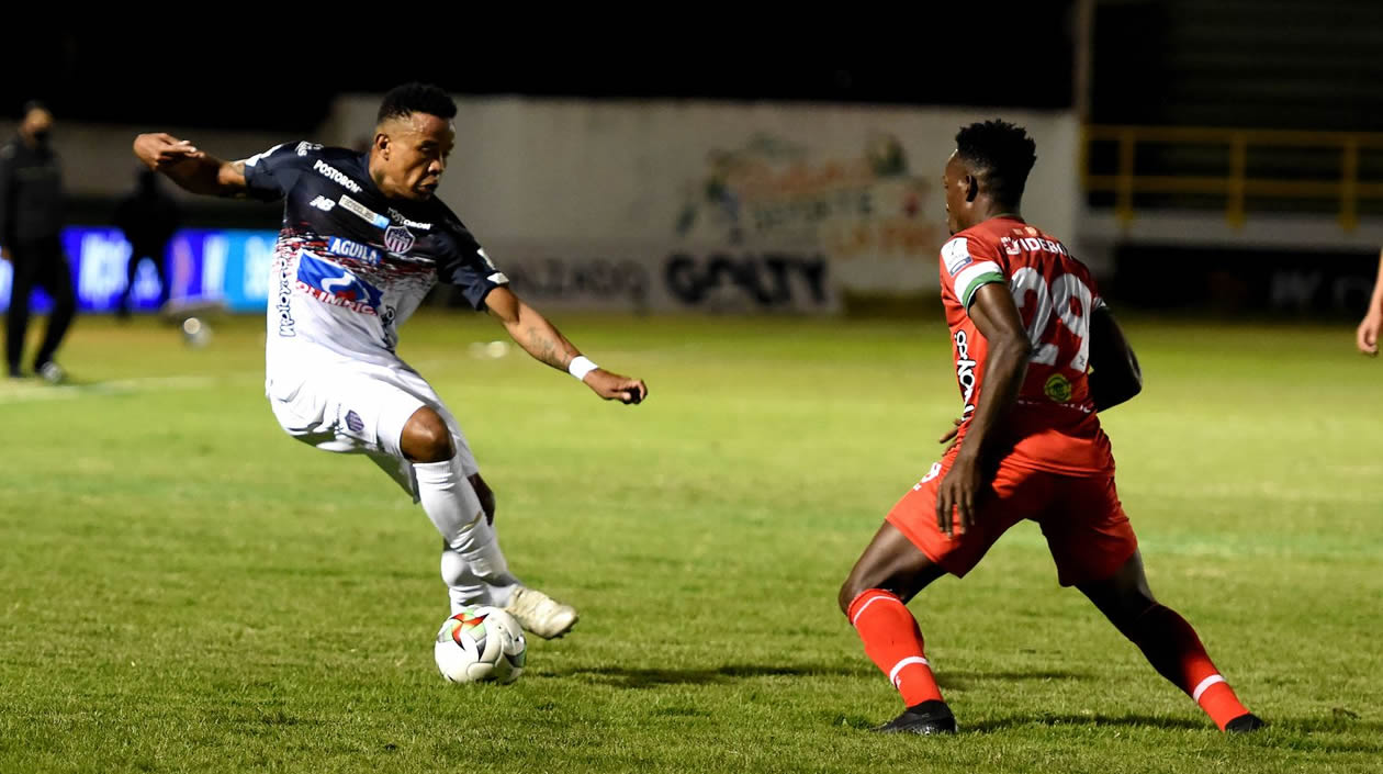 John Pajoy intentando rematar ante la marca de Yonatan Murillo.