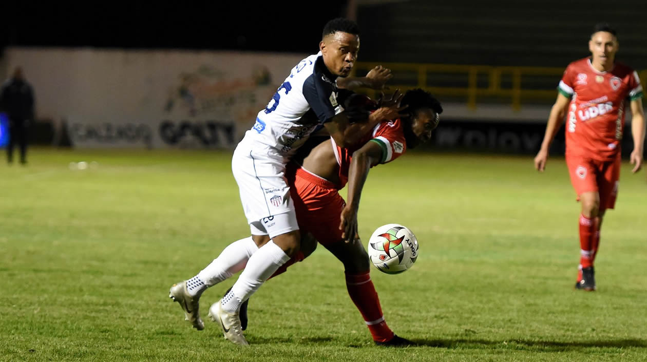 John Pajoy disputando el balón.