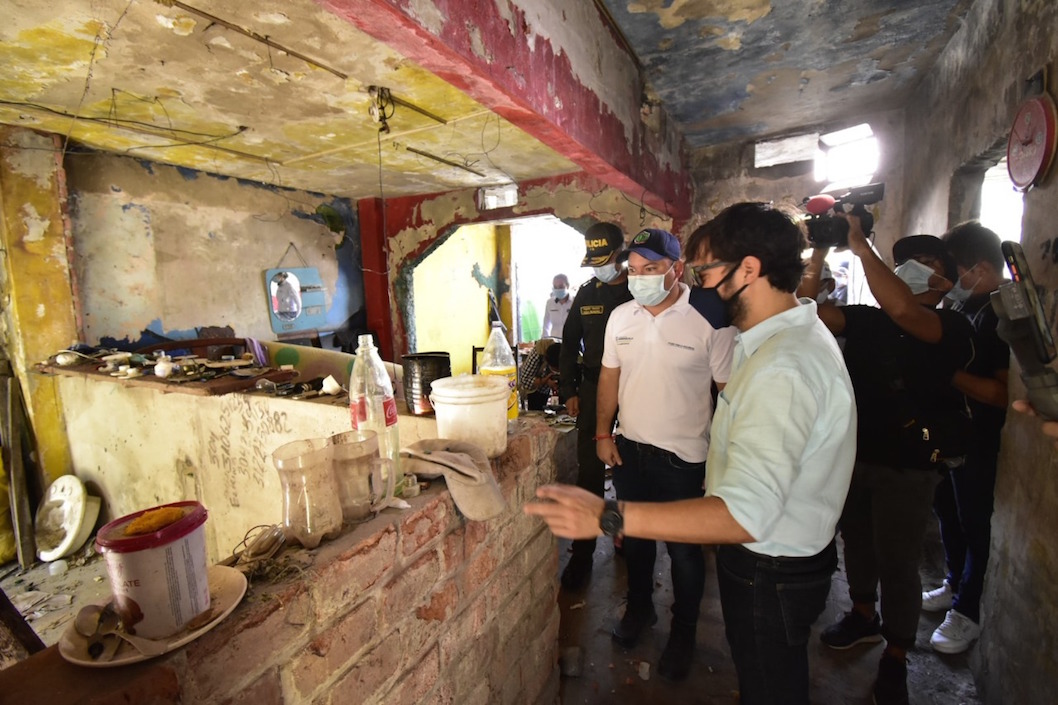 Las autoridades inspeccionando el interior de la 'olla'.