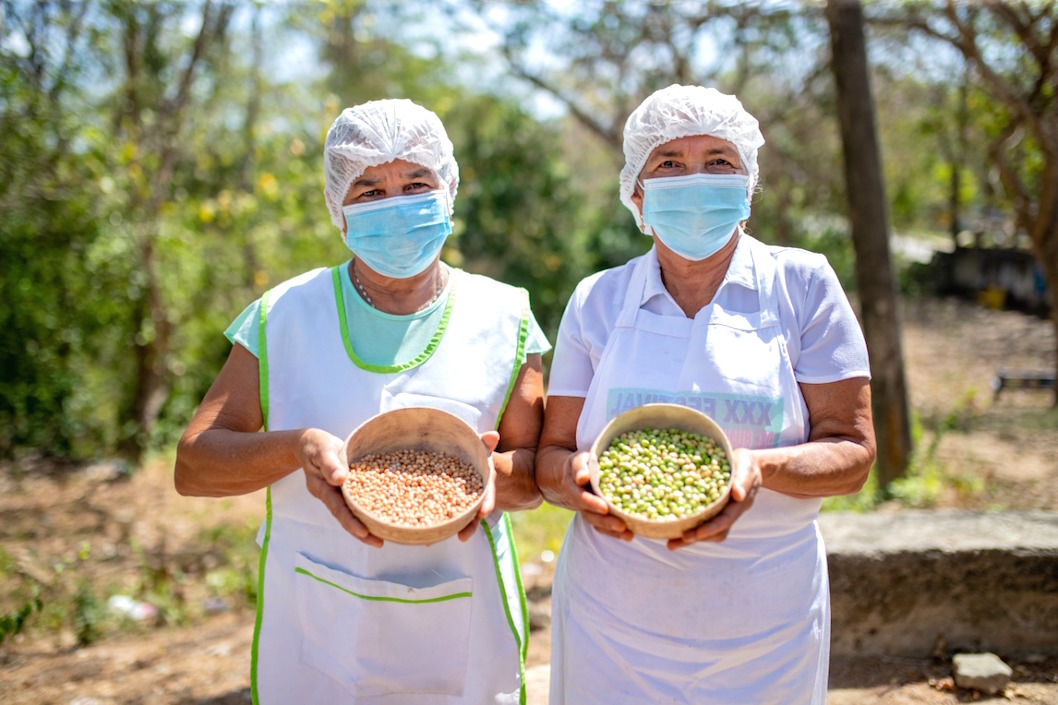 Dos matronas con guandu seco y verde.