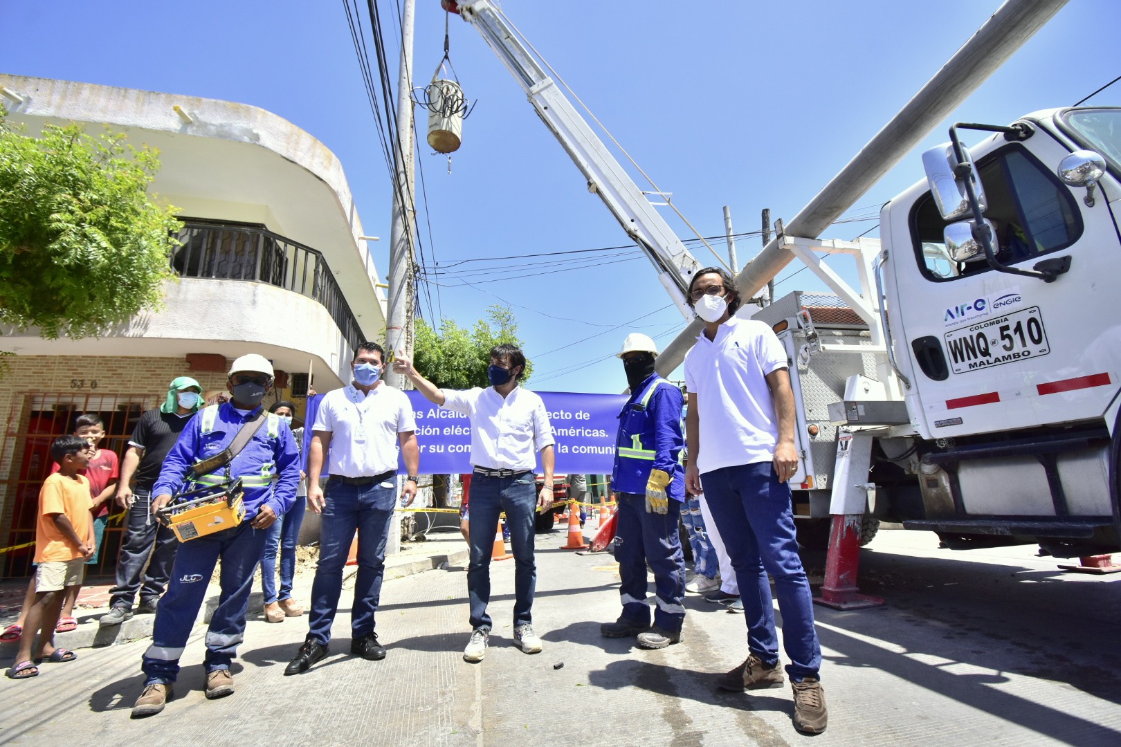 El Alcalde de Barranquilla, Jaime Pumarejo y el gerente de Air-e, Jhon Jairo Toro (centro).