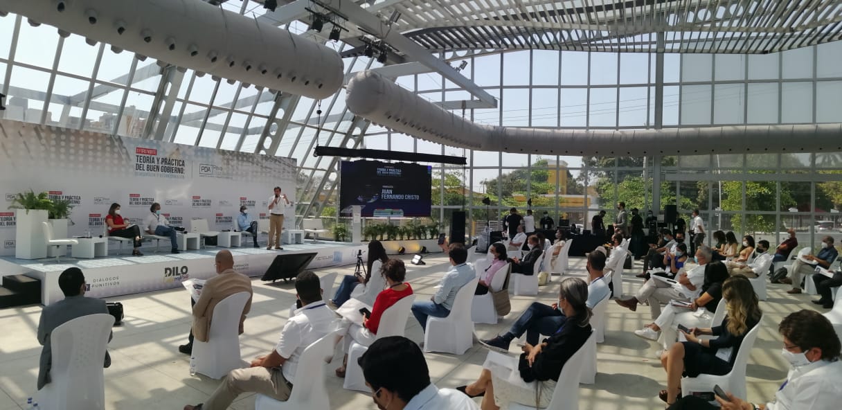 Los precandidatos durante el foro en el Cubo de Cristal de la Plaza de la Paz