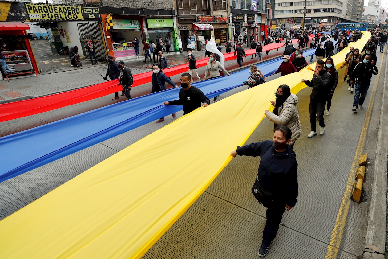 Como en protestas anteriores, los comerciantes vestían de negro y llevaban carteles con mensajes como "Estamos al borde de la quiebra, esos horarios van a acabar con nuestra actividad".