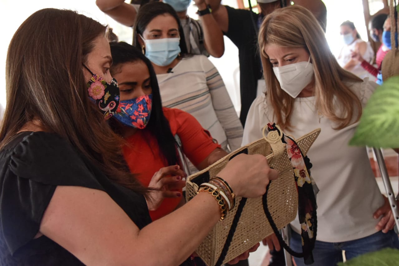 La Ministra Karen Abudinen y la Gobernadora Elsa Noguera.