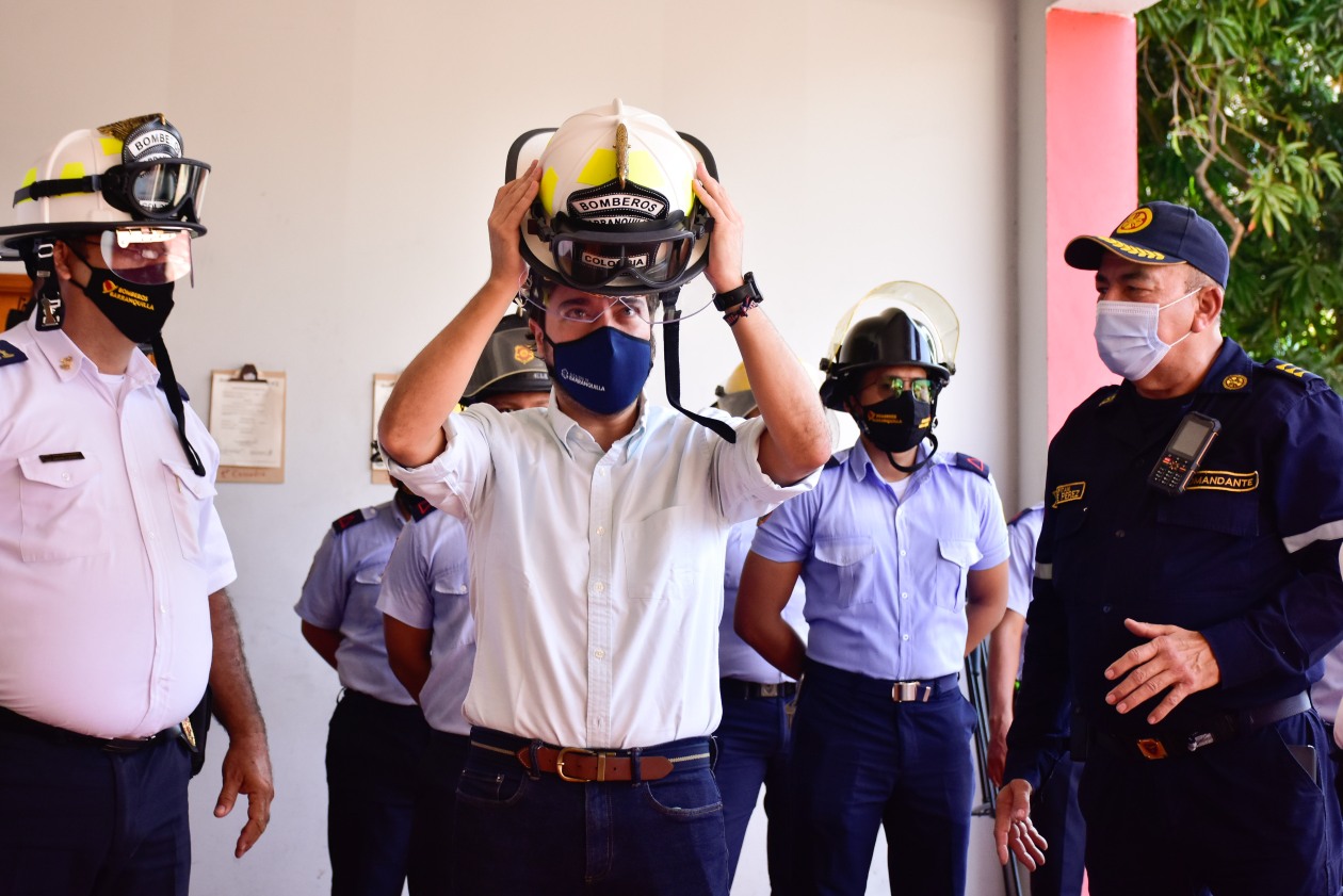 El teniente César Fonseca; el Alcalde de Barranquilla, Jaime Pumarejo; el capitán del Cuerpo de Bomberos, Jaime Pérez.