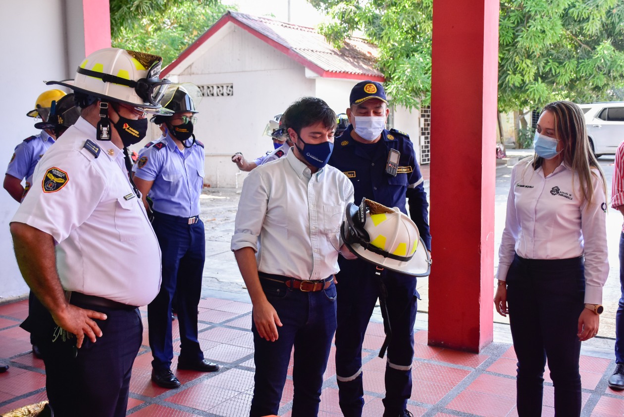 El teniente César Fonseca; el Alcalde de Barranquilla, Jaime Pumarejo; el capitán del Cuerpo de Bomberos, Jaime Pérez y la secretaria de Gobierno, Jenniffer Villareal.