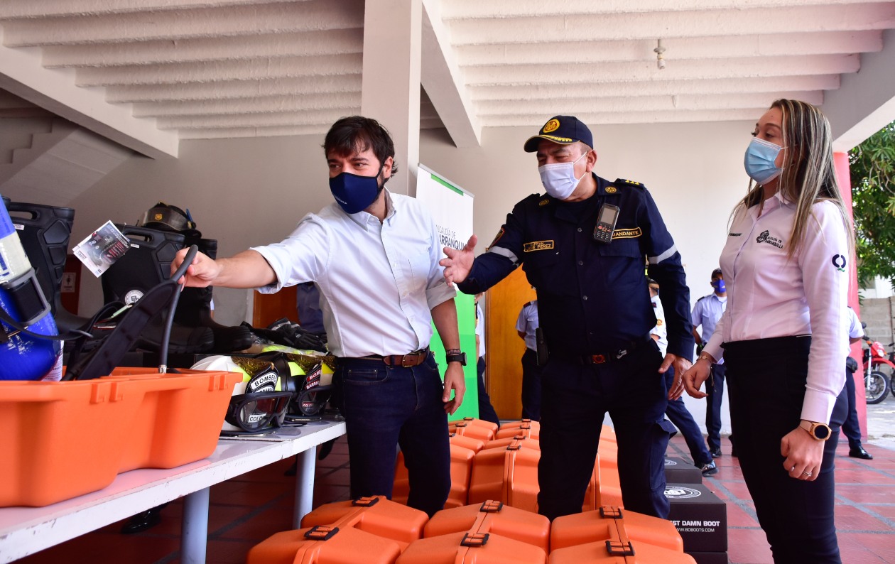 El Alcalde de Barranquilla, Jaime Pumarejo; el capitán del Cuerpo de Bomberos, Jaime Pérez y la secretaria de Gobierno, Jenniffer Villareal.