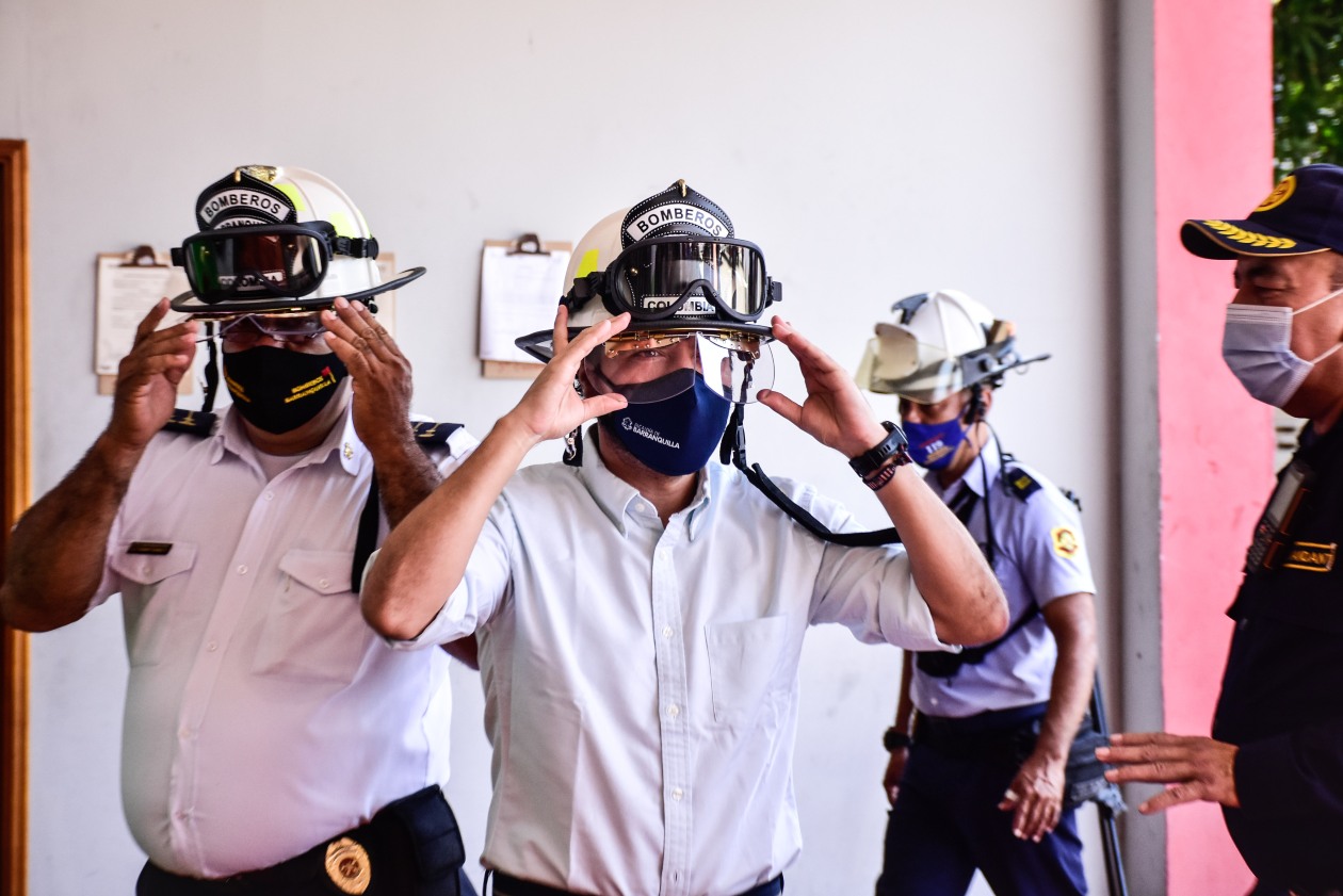 El teniente César Fonseca; el Alcalde de Barranquilla, Jaime Pumarejo; el capitán del Cuerpo de Bomberos, Jaime Pérez.