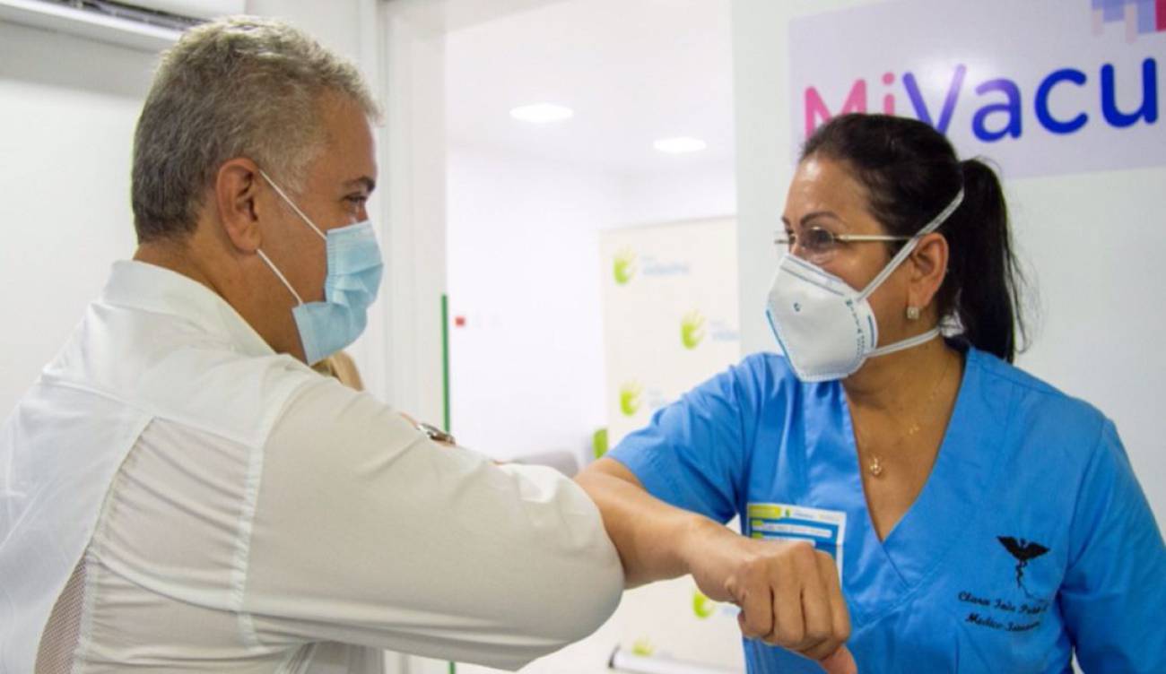 El Presidente de la República, Iván Duque y la médica intensivista Clara Inés Patiño.