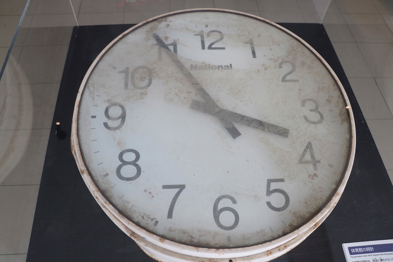 Reloj del gimnasio del colegio de Arahama, en Sendai.