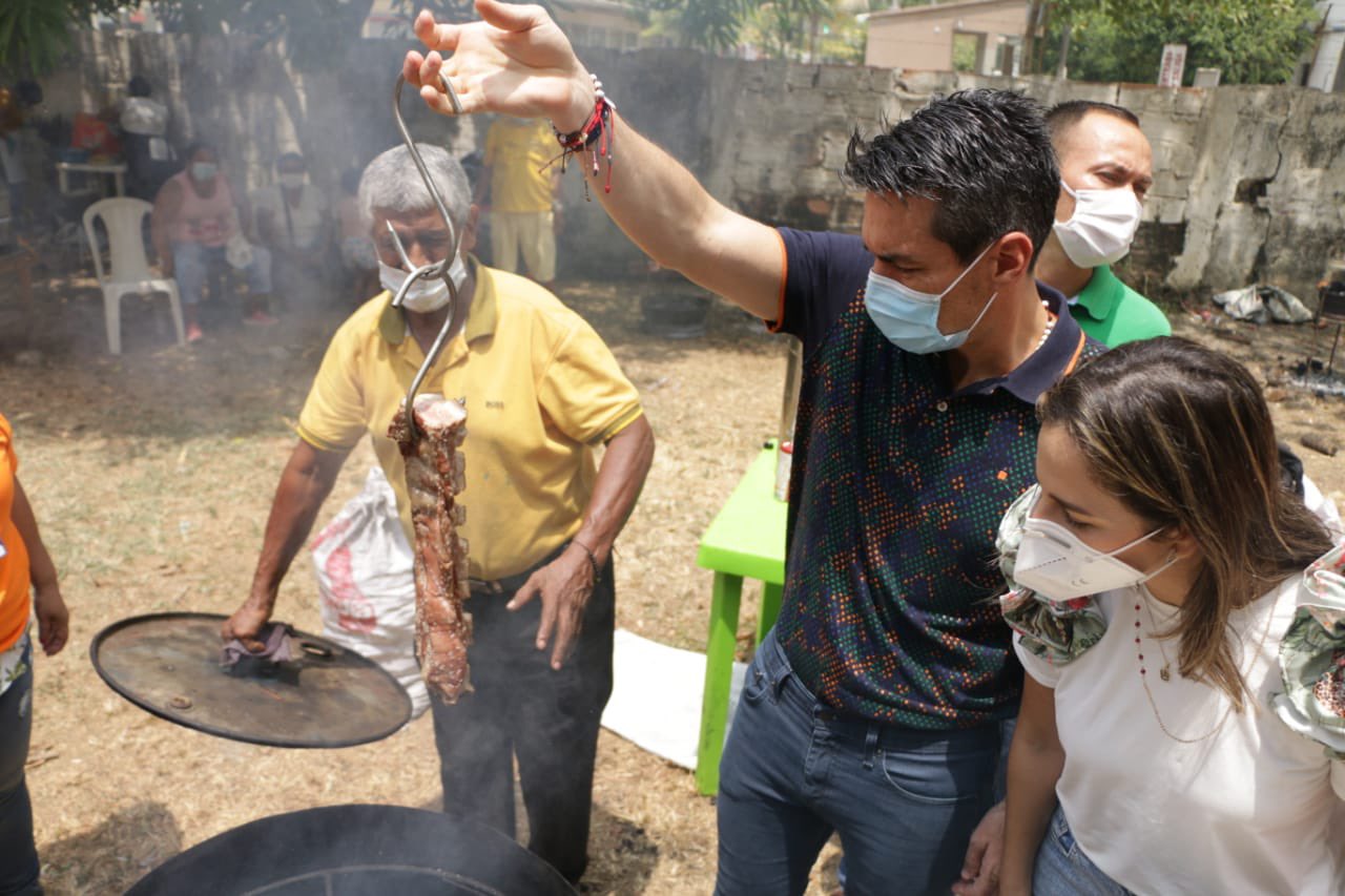 El Alcalde exhibiendo uno de los chicharrones.