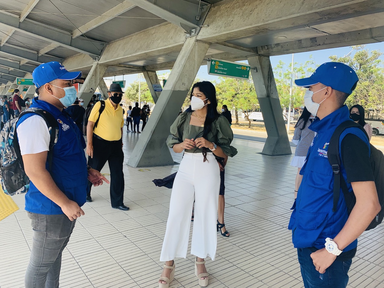 Nathalie Cotes, jefa de Programación y Modelación de Transmetro, conversa con facilitadores.