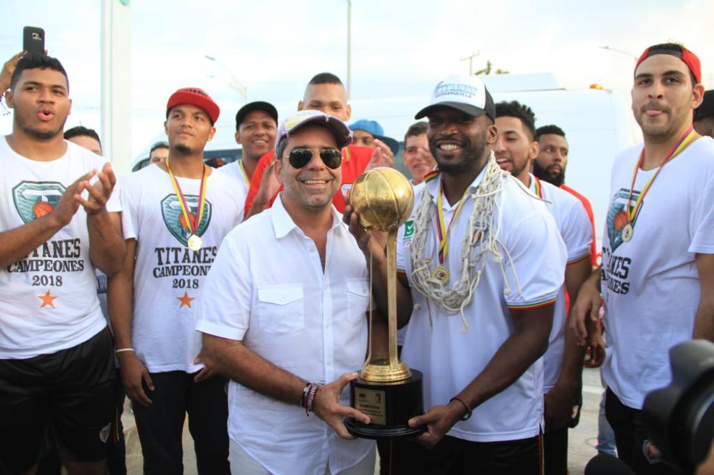 Xavier Roberson comparte el trofeo con el alcalde Alejandro Char. 