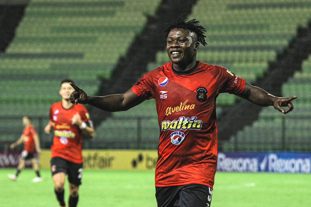 Samson Akinyoola, celebrando la apertura del marcador.