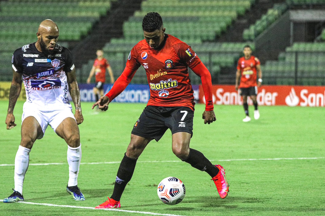 Freddy Hinestroza controlando una llegada de Richard Celis.