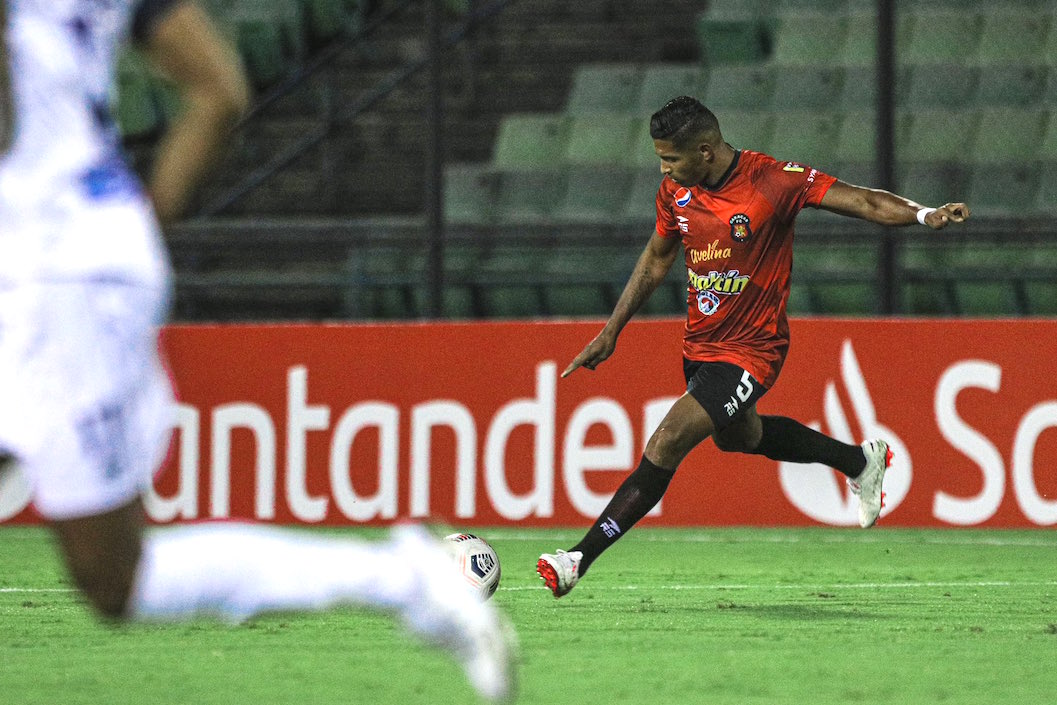 Edinson Castillo intentando un remate al arco de Sebastián Viera.