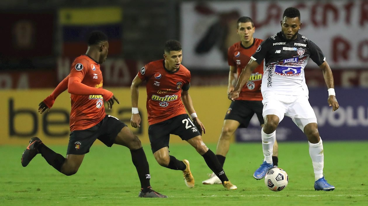 Miguel Ángel Borja atacando a los rivales.