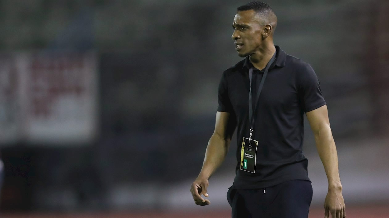 Luis Amaranto Perea, dirigiendo desde la zona técnica.